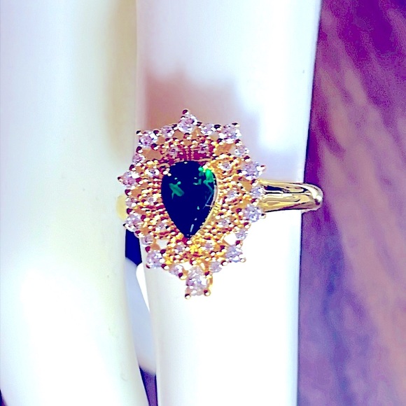 Bella Luce Emerald and White Diamond Simulants Ring - Picture 6 of 9